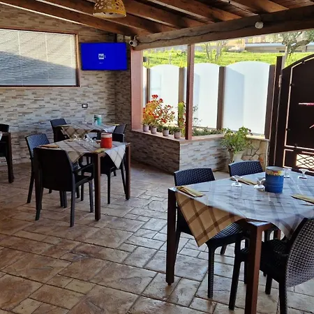 Emanuel Nocleg ze śniadaniem 4*